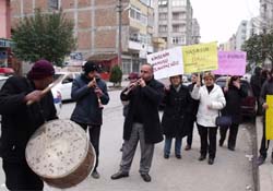Erkekler çaldı kadınlar yürüdü