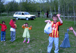 Piknikte çevreyi temizlediler