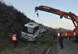 Yoldan fırlayan taş şoförü yaraladı