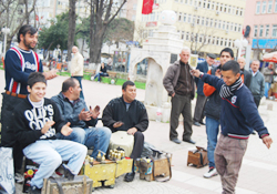 Her şeye rağmen neşe saçıyorlar