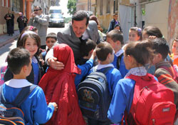 Tok'un mahalle gezileri sürüyor