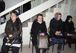 İş umudu ile kuyrukta beklediler