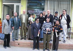 Görme engellilere baston verildi