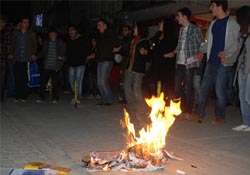 Paralı eğitim kitap yaktırdı