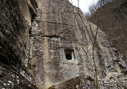 Kaya mezarları define avcılarının hedefinde