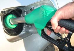 Benzine zam motorine indirim