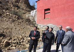 Vali Aksoy heyelan bölgesinde