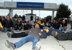 Kefen giyip arabaların önüne yattılar