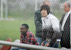 Oğuzhan kenardan izledi