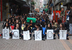 Öğrencilerden oturma eylemi