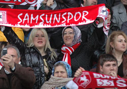 Futbolcu eşlerinden destek