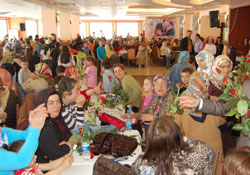 Yılın annesine çiçek yağdı