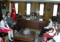 Bayan vali makamına oturdu