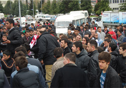 BİLETLER KAPIŞ KAPIŞ