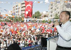 İlk mitinginde esti gürledi