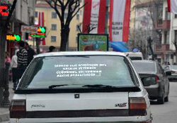 Aşkını otomobilin camına yazdı