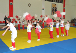 CİMNASTİK ŞOV BÜYÜLEDİ