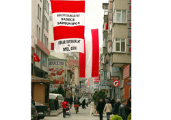 Şimdi moda kırmızı beyaz