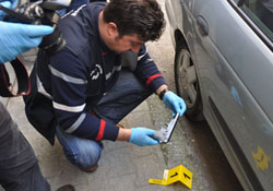 Polisi görünce tabancayı bırakıp kaçtı