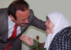 Genç, anneleri unutmadı