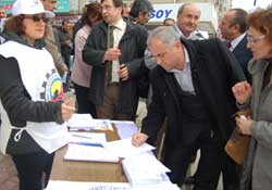 "AK Parti eserinle övün"