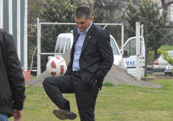 Futbolculara taş çıkardılar