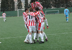 Gençler Diyar'a bileniyor