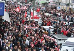 SAMSUN SOKAĞA DÖKÜLDÜ