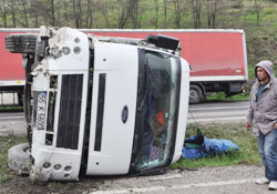 Devrilen tır yolu kapattı