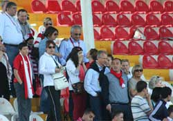 Eşleriyle birlikte izlediler