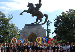 Hemşireler çelenk bıraktı