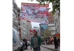 Dev bayraklı destek