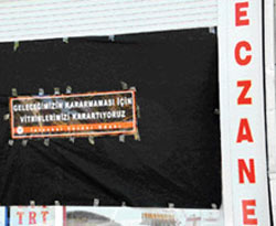 Eczacıların vitrini karardı