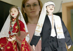 Yöresel kıyafetli kitre bebekler