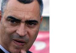 MAÇ KASETLERİNİ İZLİYOR