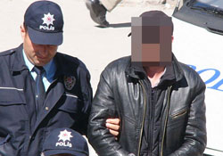 Tabanca ve bıçakla yakalandı