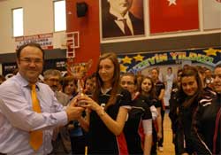 BAŞARILI OKULLAR ÖDÜLLENDİRİLDİ