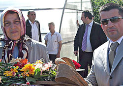 Yılmazlar, engelli annelerini unutmadı