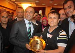 Öztürk'e teşekkür plaketi