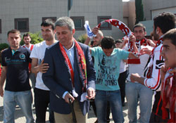 PETKOVİC'E ŞİRİN KARŞILAMA