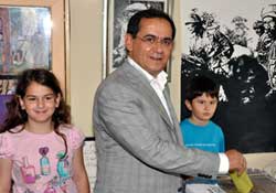 Oyunu kullandı demokrasiyi anlattı