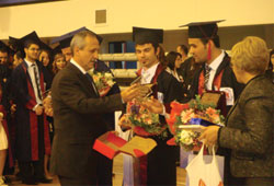 Genç meslektaşlarını kutladı