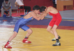 Güreşçiler okul için yarışıyor