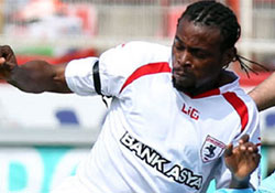 Agbetu Karşıyaka'ya imza attı