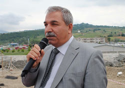 Belediyecilik dersi verdi