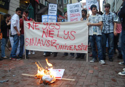 Liseliler ÖSYM Başkanı'nı yaktı