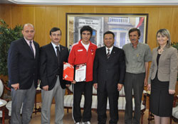 Şampiyondan Aksoy'a ziyaret