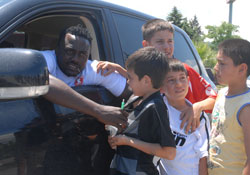 Miniklerin imza yarışı