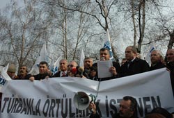 Meclis önünde türban protestosu