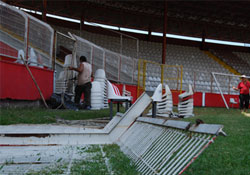 Tel örgüler kesiliyor